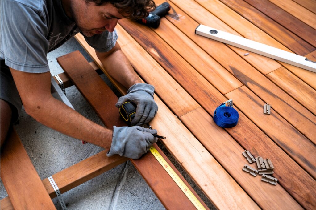 artisan posant une terrasse en bois dans le var toulon